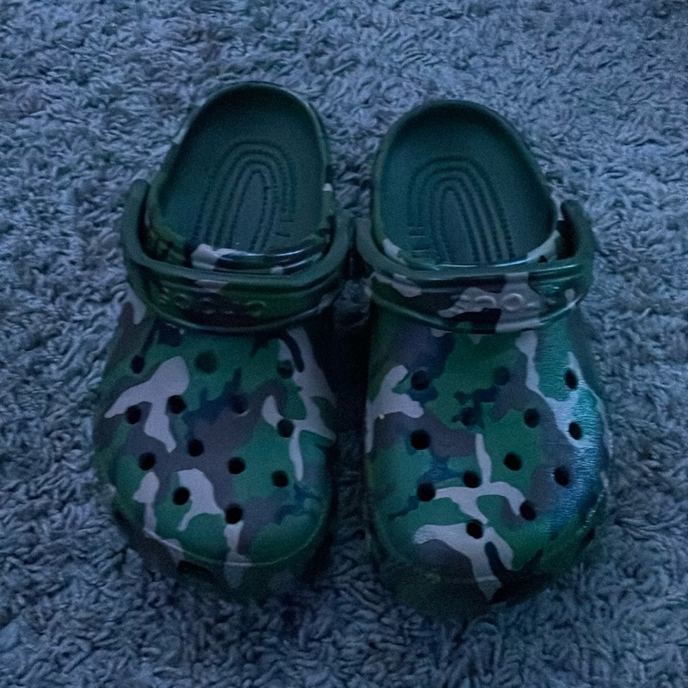 camo crocs